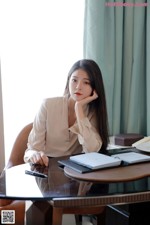 MFStar Vol.418: Laura 苏雨彤 (42 photos) A woman sitting at a table with a laptop computer.